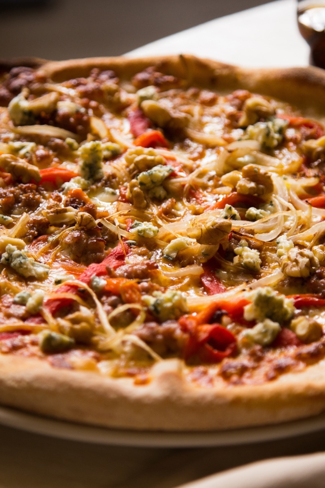 Пицца с зажаренными краями на столе 