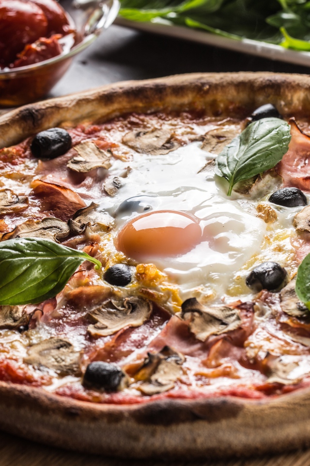 Пицца с ветчиной, грибами, оливками и яичницей 