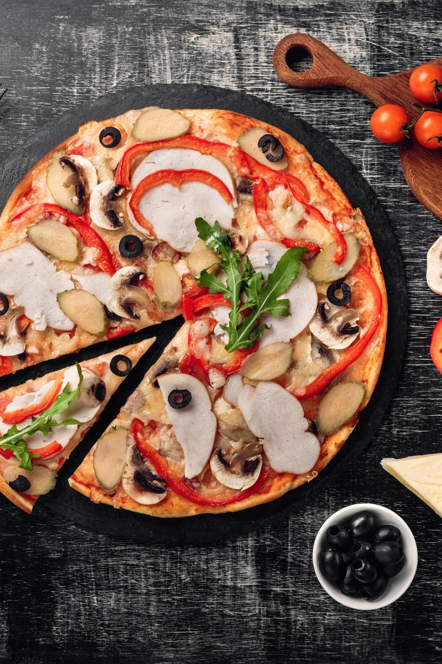 Пицца с перцем, мясом и грибами на столе