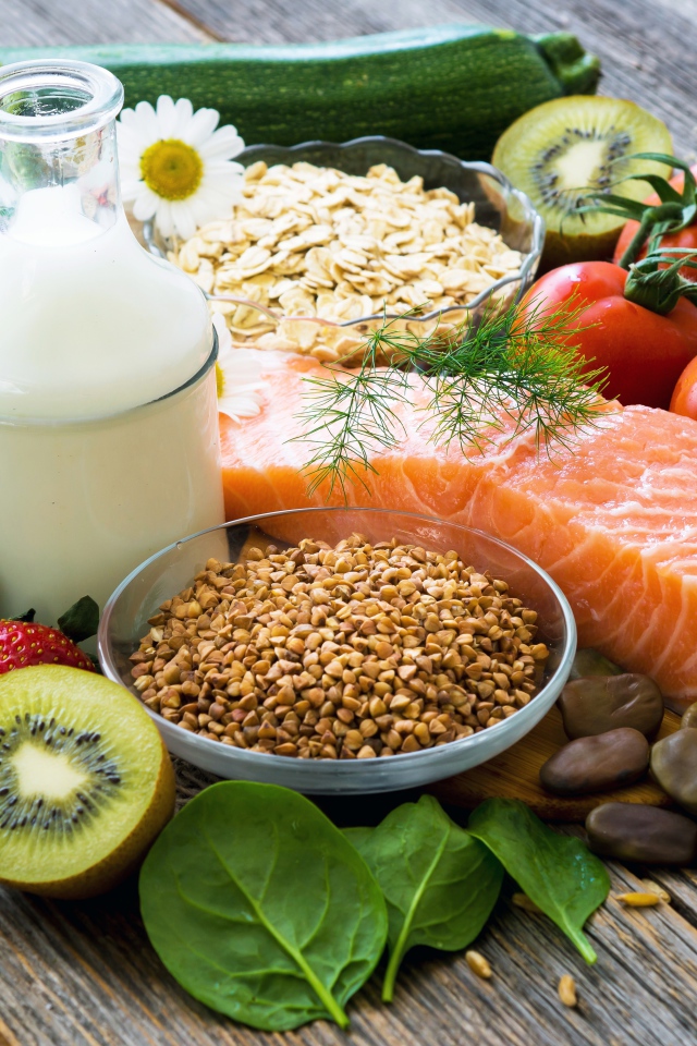 Кусок красной рыбы на столе с ягодами и овощами