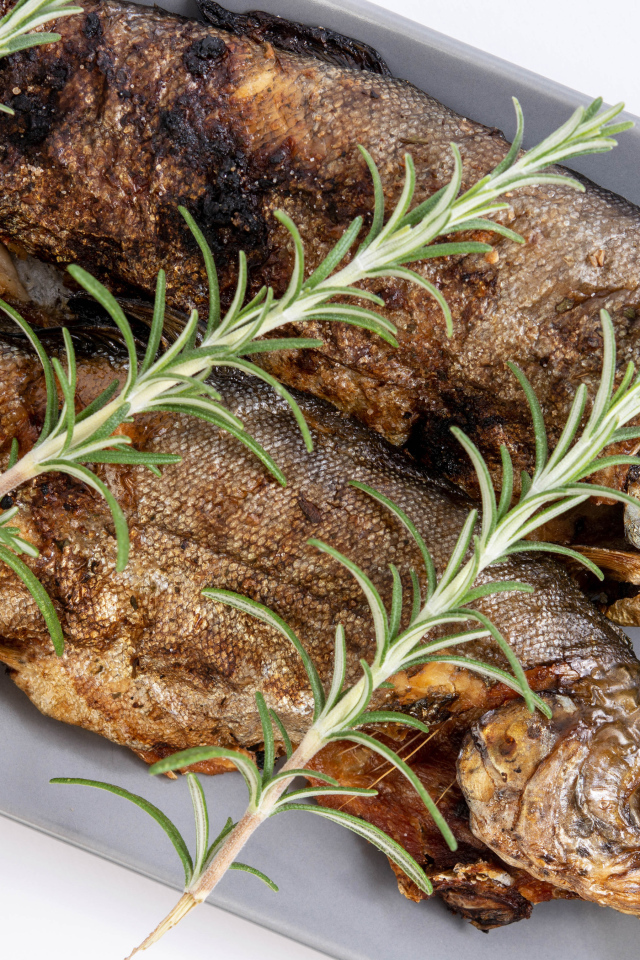 Запеченная рыба с розмарином в противне