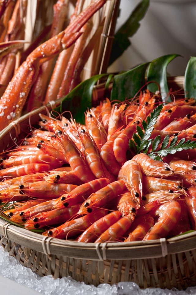 Boiled shrimps are crabs in a basket on the table
