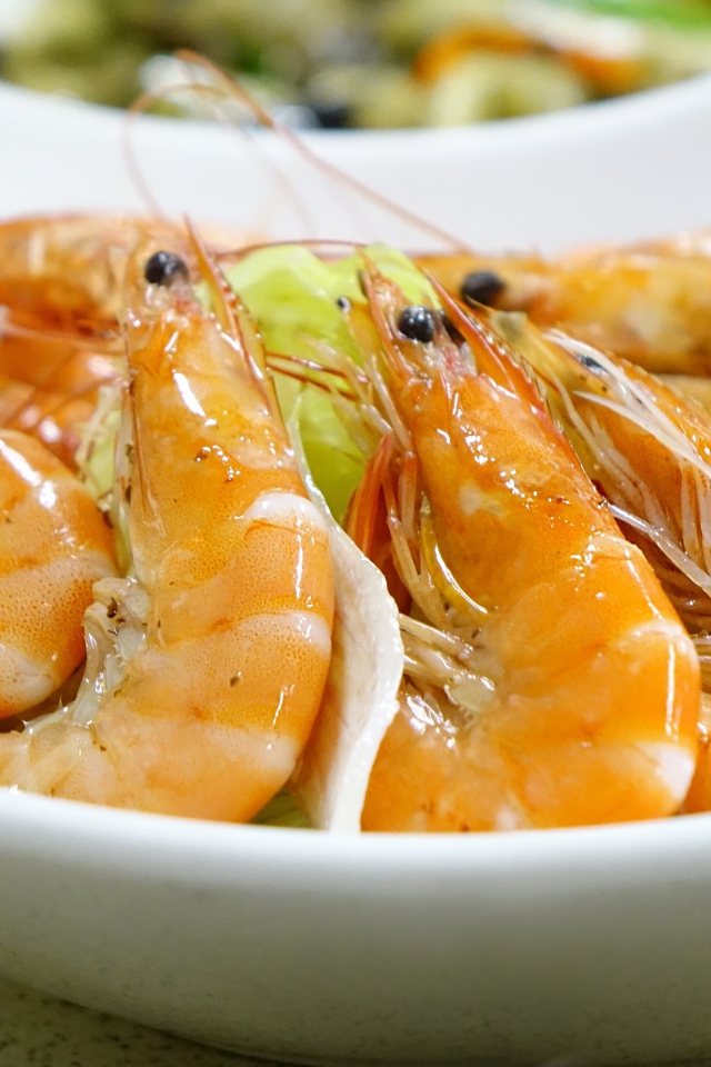 Вареные креветки в тарелке 