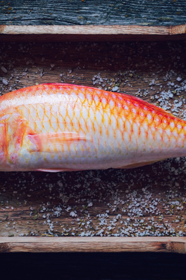 Рыба в деревянном ящике со специями 