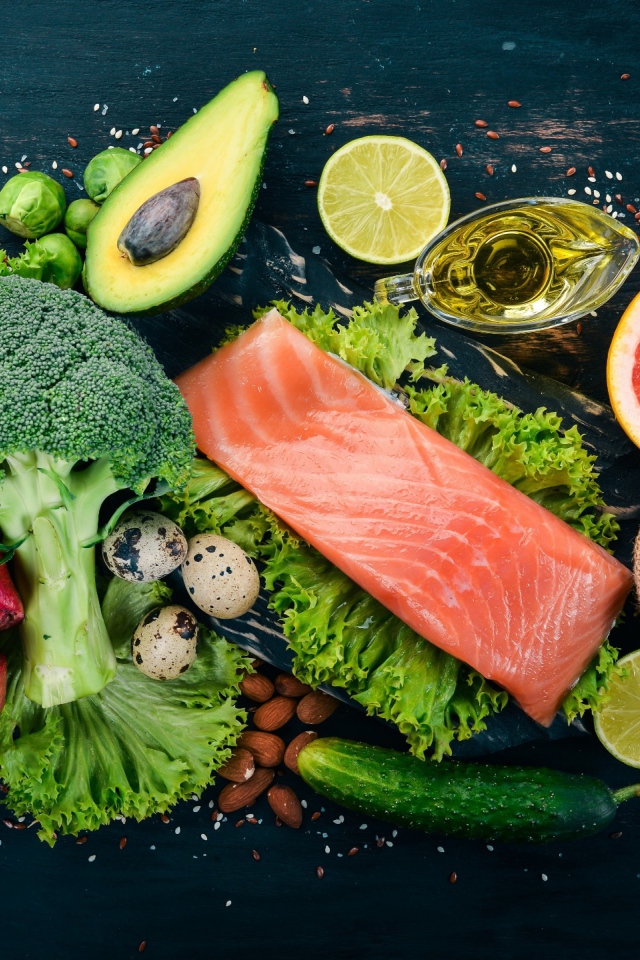 Красная рыба на столе с овощами и фруктами 