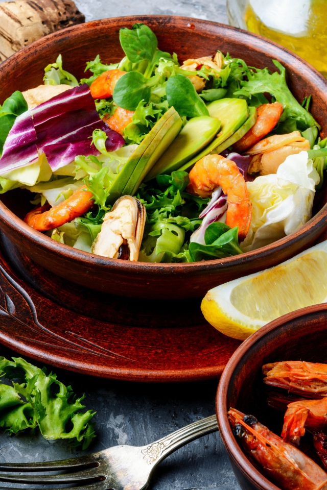 Салат с морепродуктами стоит на столе со специями