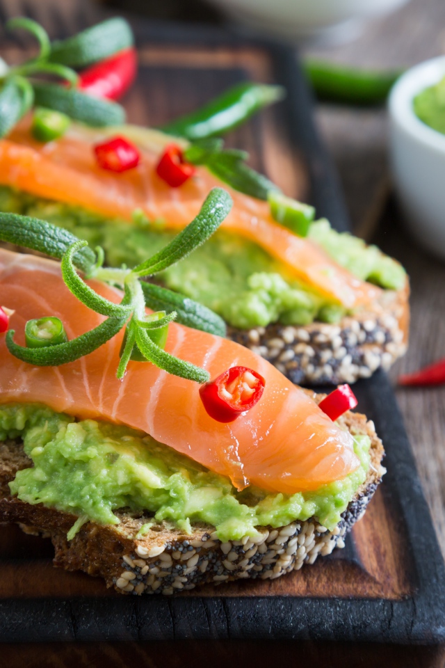 Бутерброды с пастой и красной рыбой 