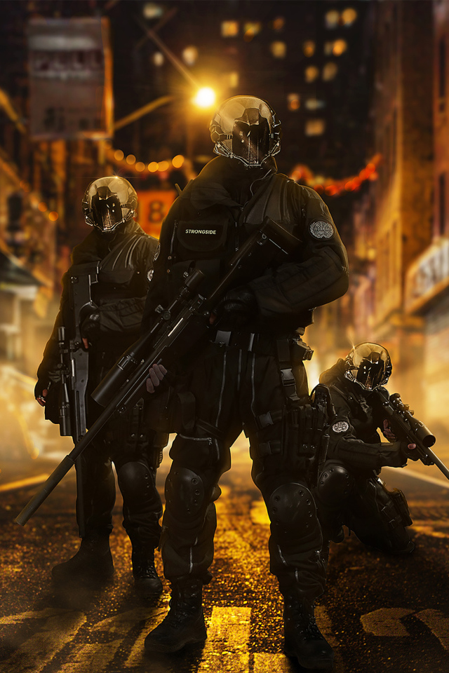 Солдаты с оружием на улице города 