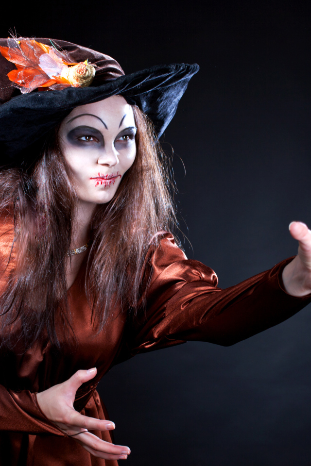 Девушка в костюме ведьмы на праздник Хэллоуин 