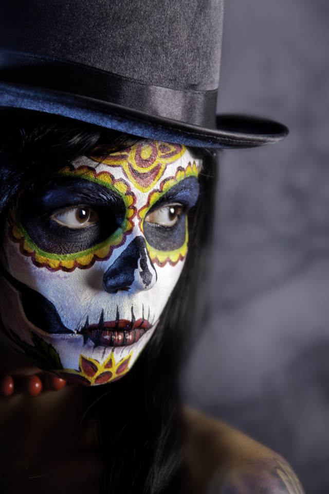 Девушка в цилиндре с гримом на Хэллоуин 