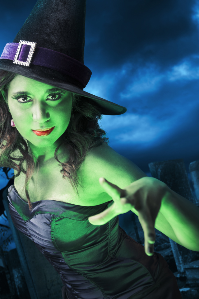 Девушка в костюме ведьмы на Хэллоуин 