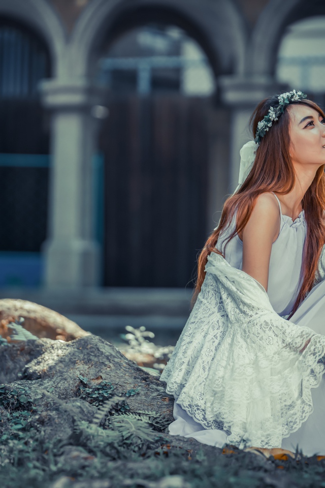 Мечтательная девушка азиатка в белом платье