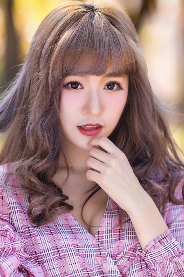 Девушка азиатка в рубашке с русыми волосами