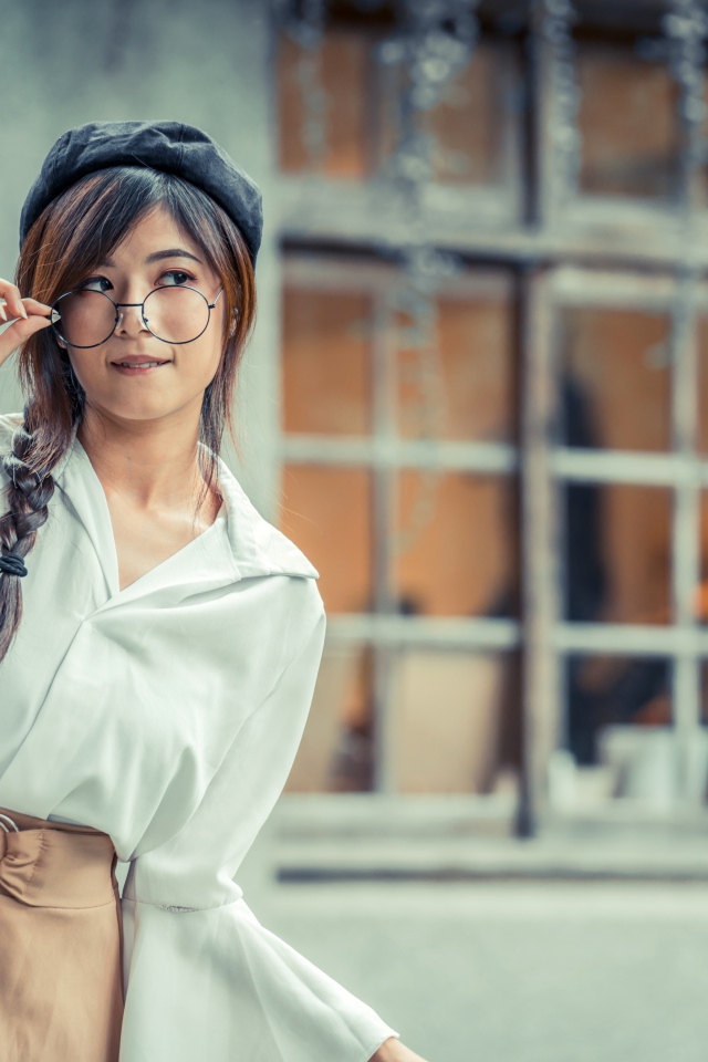 Девушка азиатка в берете и очках 