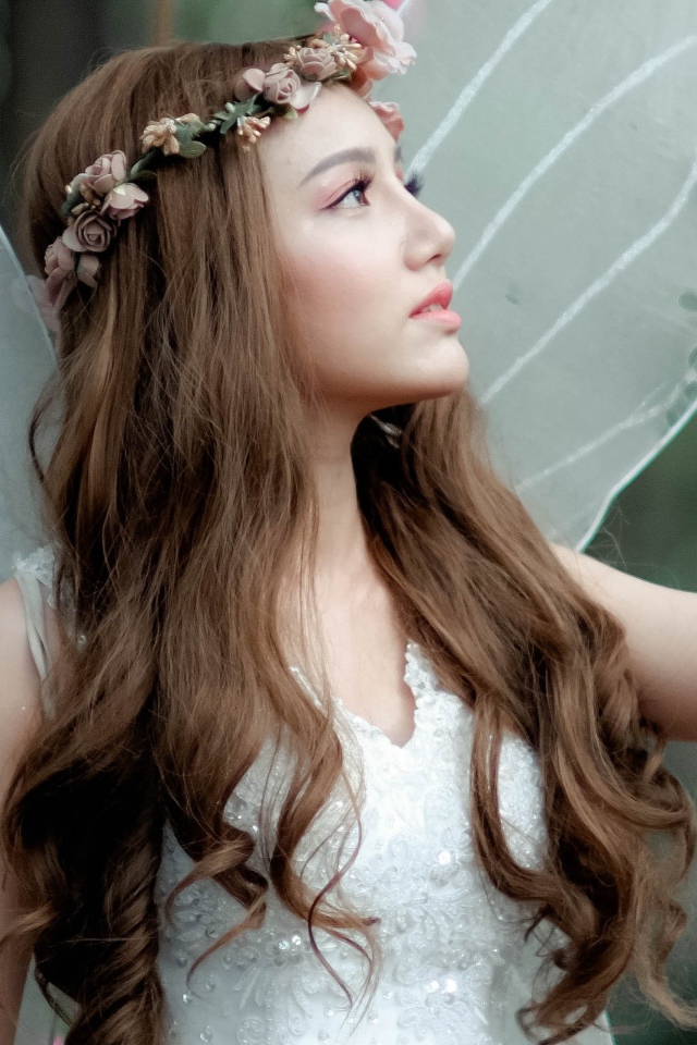 Девушка азиатка в костюме эльфа