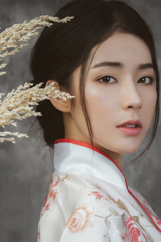 Девушка азиатка в кимоно на фоне с колосьями