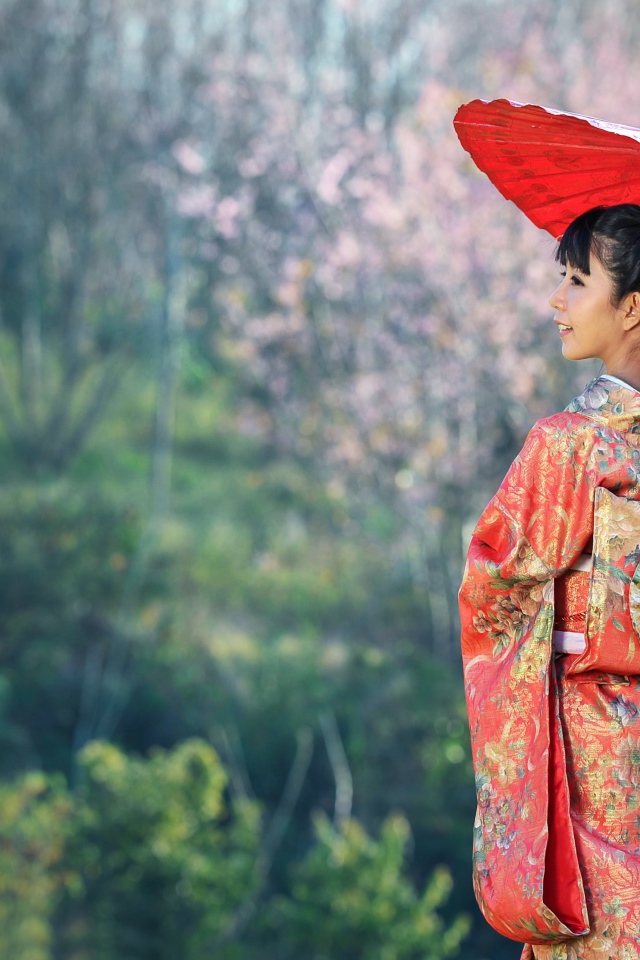 Девушка азиатка в кимоно под зонтом