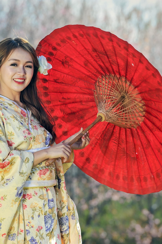 Девушка азиатка в кимоно с красным зонтом 