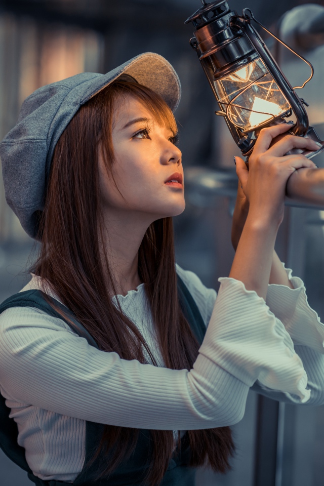 Девушка азиатка с фонарем в руках