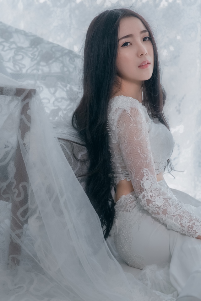 Красивая девушка азиатка в белом свадебном платье 