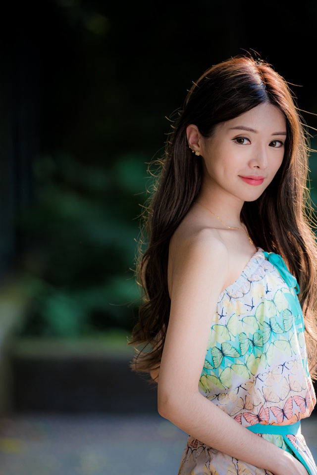 Красивая девушка азиатка с милой улыбкой