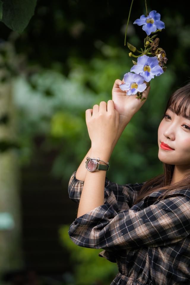 Красивая девушка азиатка с цветами