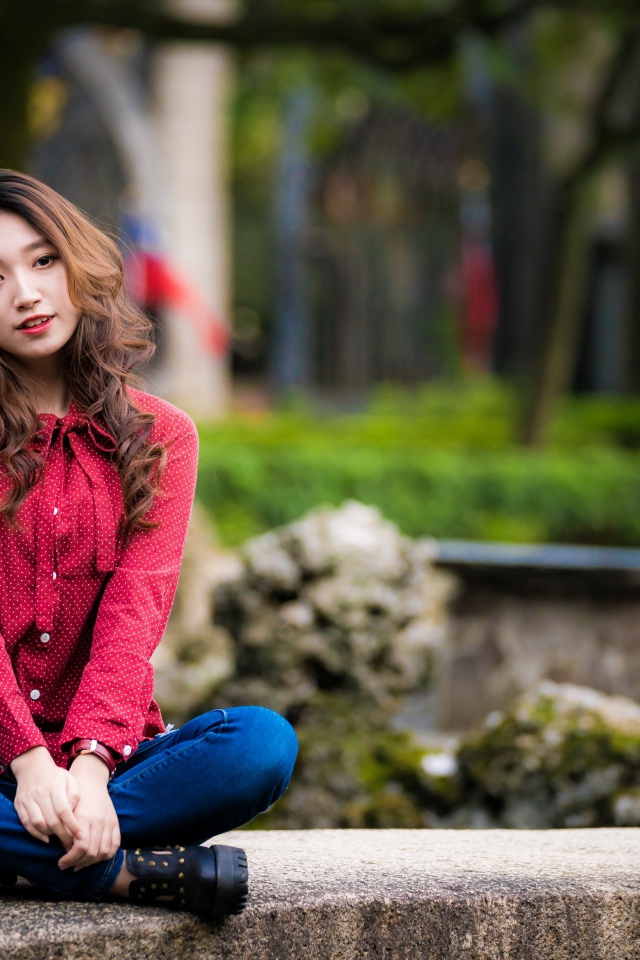 Красивая азиатка в красной рубашке