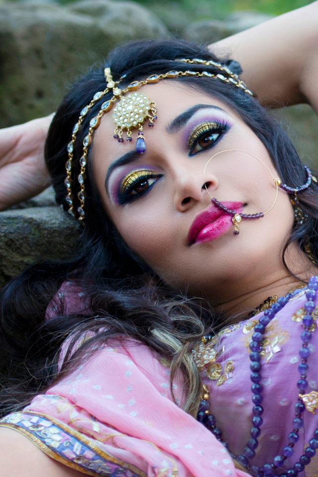 Красивая индийская девушка в сари и украшениях