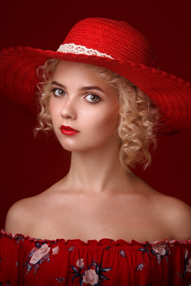 Красивая блондинка в красной шляпе 