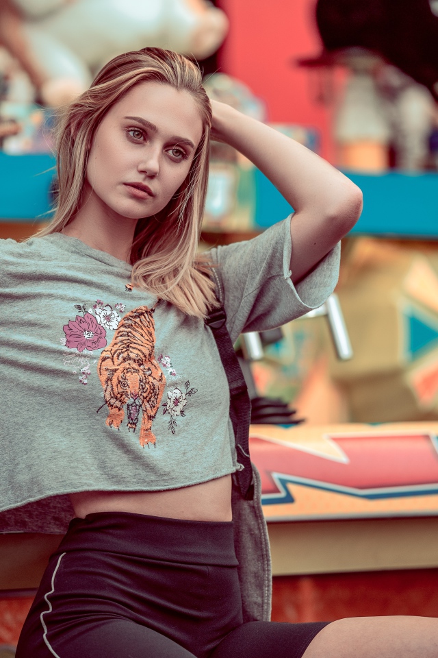 Красивая блондинка с рукой в волосах 