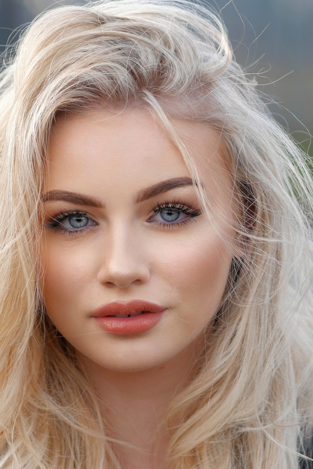 Красивая голубоглазая блондинка лицо крупным планом