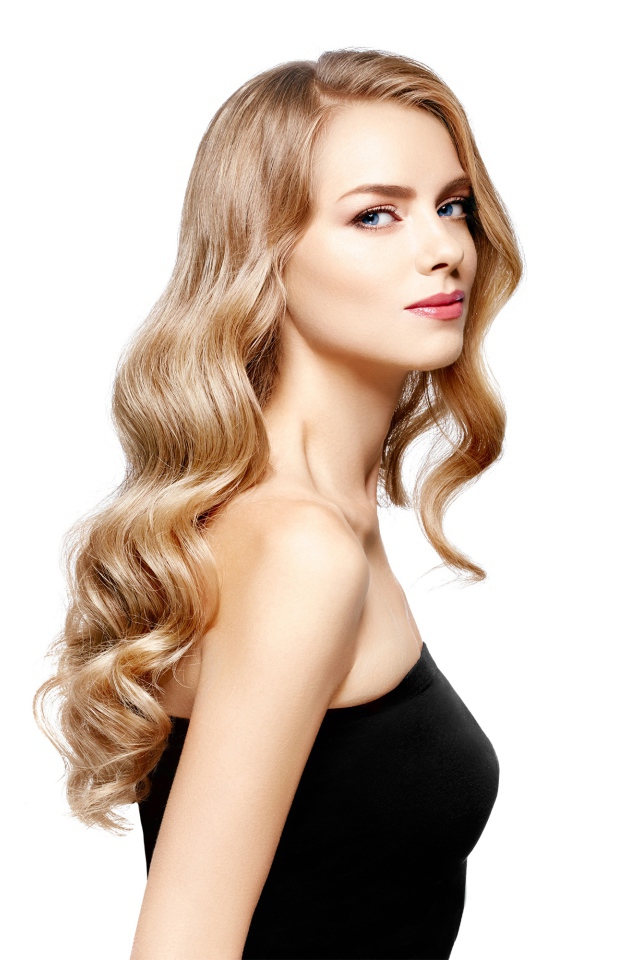 Красивая голубоглазая блондинка в черном наряде на белом фоне