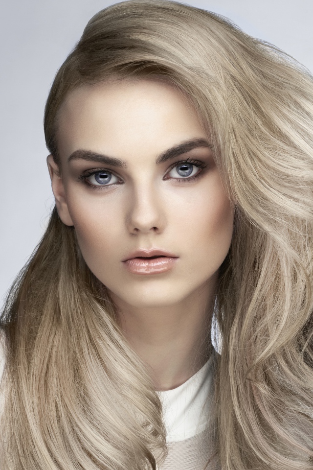 Красивая голубоглазая блондинка с пышными волосами