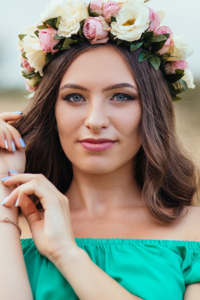 Красивая голубоглазая девушка с венком на голове