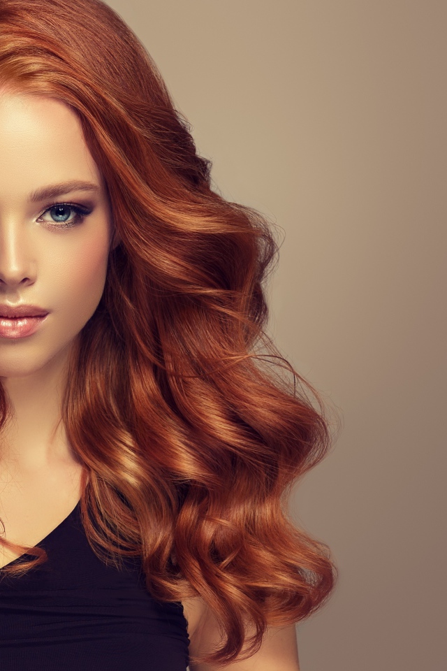 Красивая голубоглазая девушка с длинными рыжими волосами