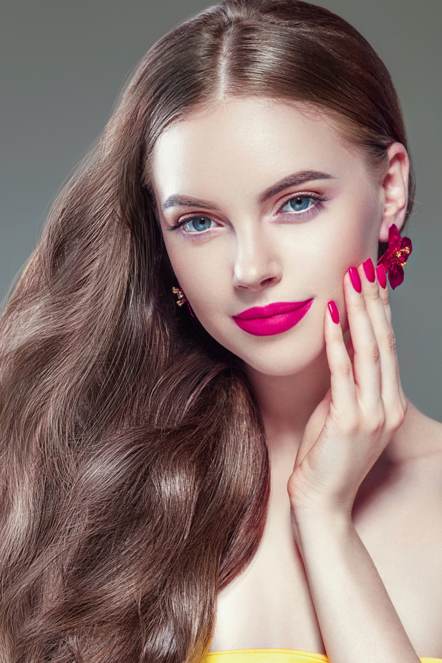 Красивая голубоглазая длинноволосая девушка с ярким макияжем 