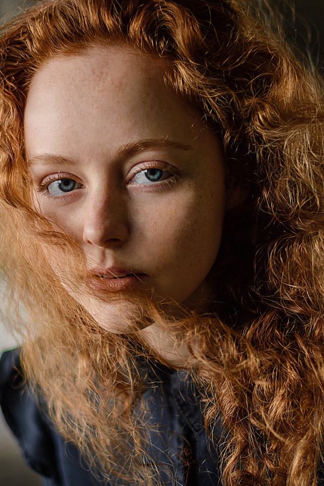 Красивая голубоглазая рыжеволосая девушка