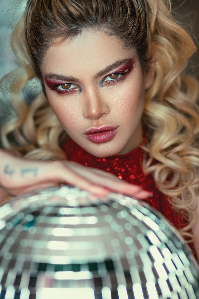 Красивая яркая блондинка с шаром в руках