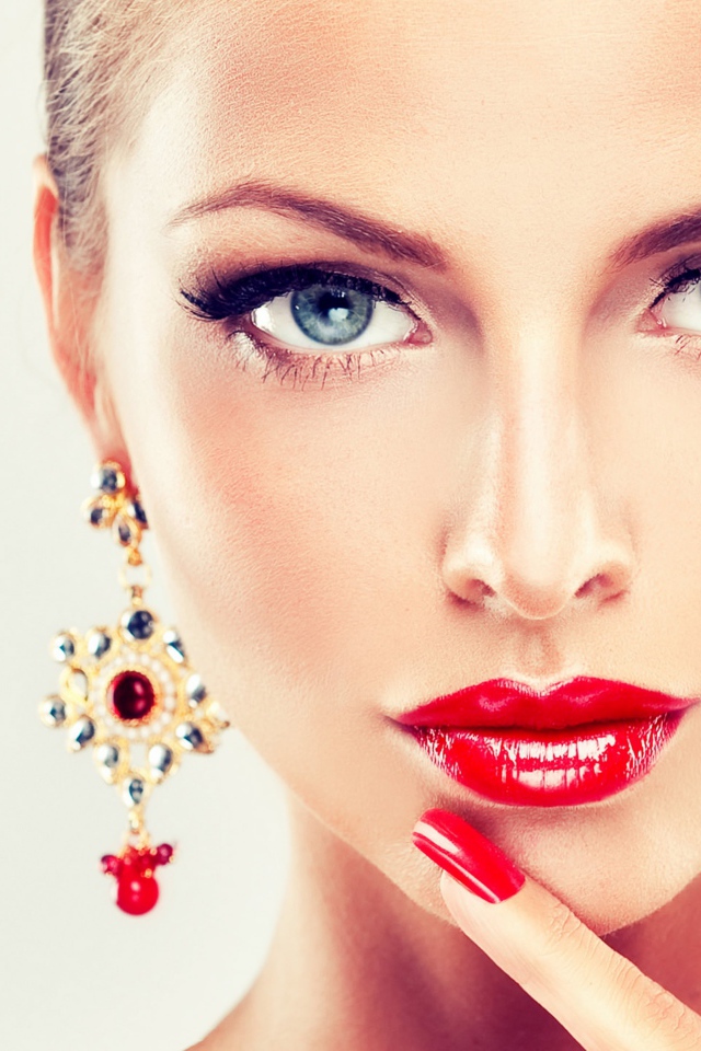 Красивая яркая девушка с макияжем и дорогими серьгами в ушах