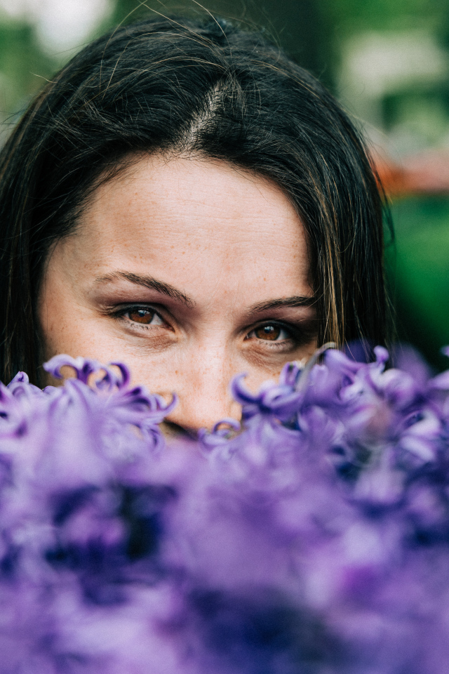 Красивая кареглазая брюнетка с цветами гиацинта