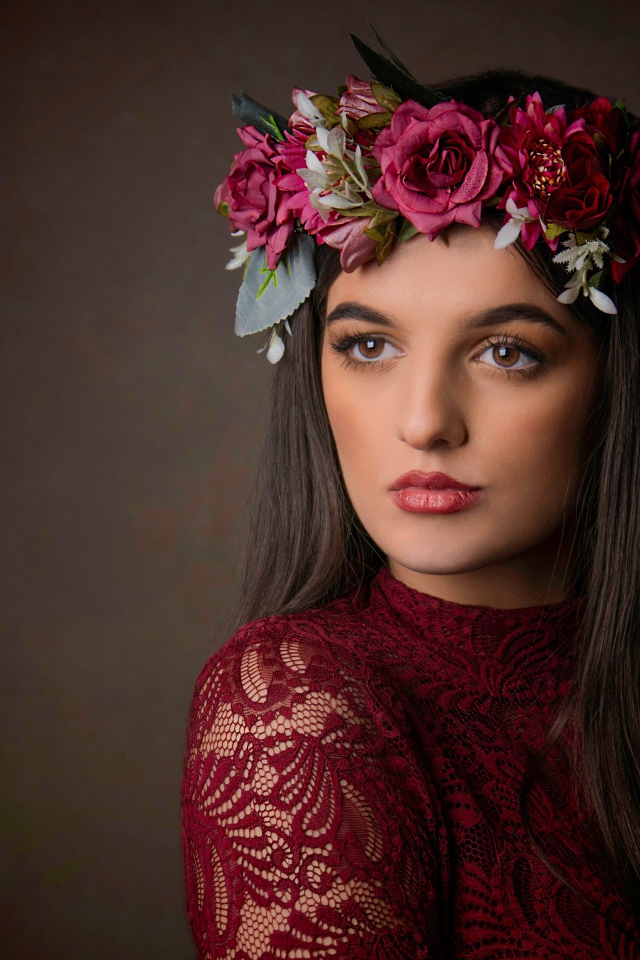Красивая кареглазая девушка с венком на голове