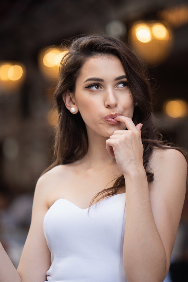 Красивая девушка шатенка с мороженым в руке