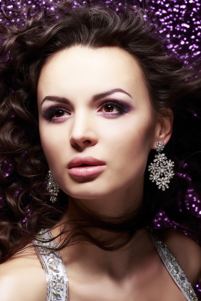 Красивая шатенка на блестящем фоне