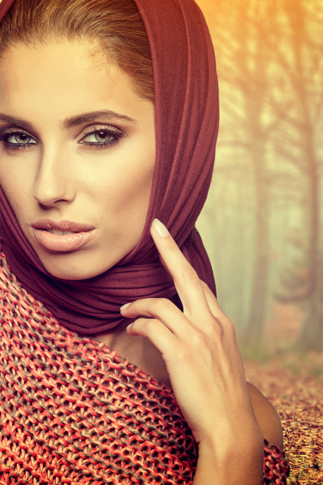 Красивая шатенка с платком на голове на фоне леса