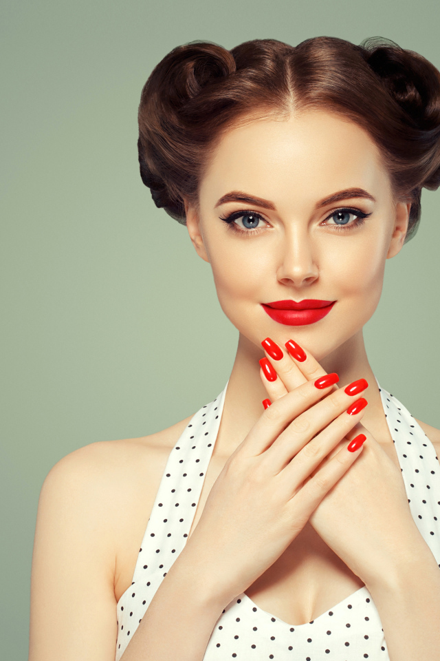 Красивая шатенка с яркими красными ногтями