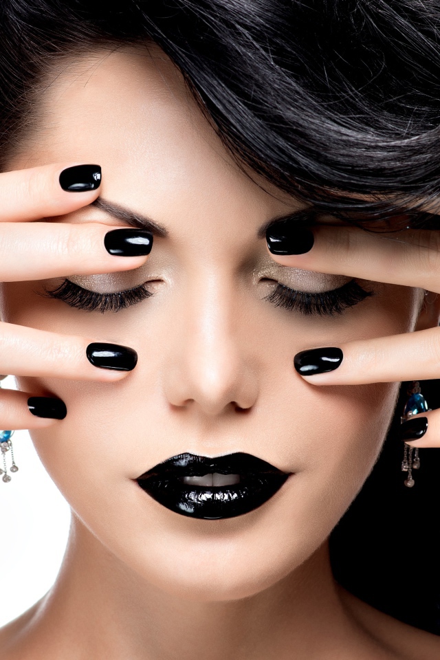 Красивая брюнетка с черным макияжем на белом фоне