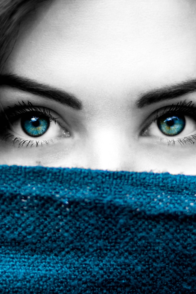 Красивые глаза девушки крупным планом 