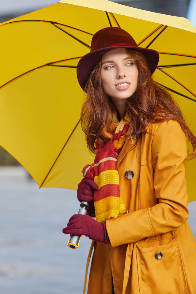 Красивая девушка в пальто с зонтом 