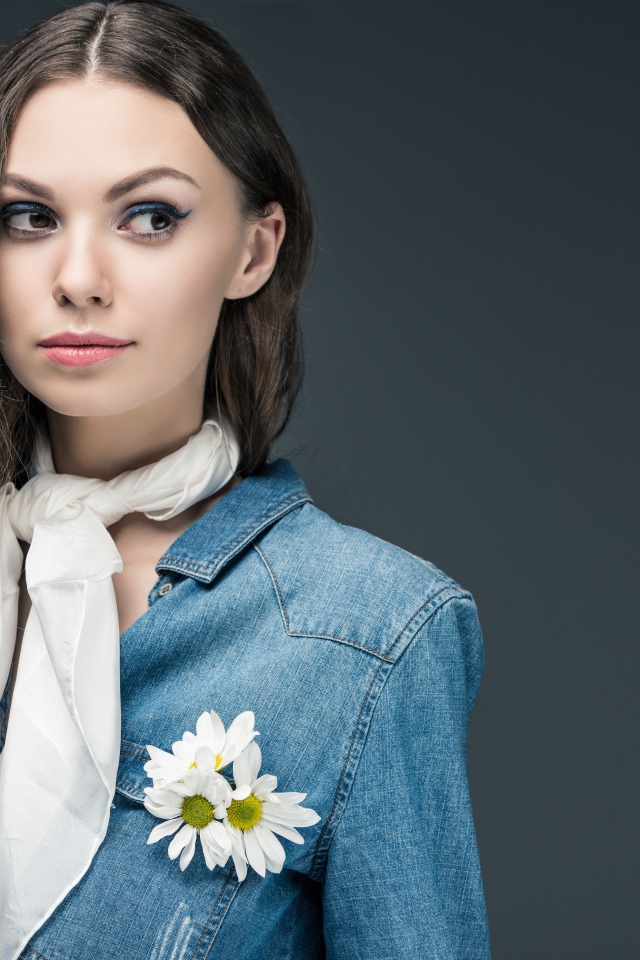 Красивая девушка в джинсовой куртке с шарфом на шее 