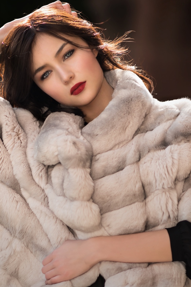 Красивая девушка в шубе 